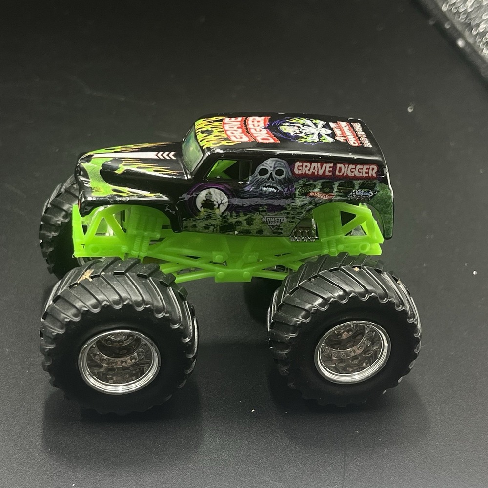 Hot Wheels Monster Jam Grave Digger Truck Lot of 4 1:64 Scale‎ Bad Bone - Picture 6 of 8